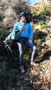 Subiendo al bosque de arrayanes con el equipo a cuestas.